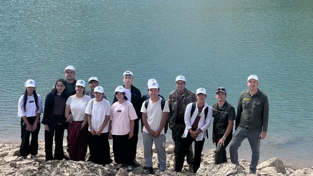 Pskem school students at the Urungach lake